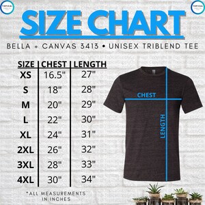 Pode incluir: Tabela de tamanhos para uma camiseta unisex triblend Bella + Canvas 3413. A tabela mostra as medidas de peito e comprimento em polegadas para os tamanhos XS a 4XL. A tabela é sobreposta a uma camiseta cinza escuro.