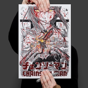 Può includere: Un'illustrazione in bianco e nero di una donna con lunghi capelli neri che tiene una motosega insanguinata. La donna ha gli occhi gialli ed è ricoperta di schizzi di sangue. Il testo "CHAINSAW MAD" è scritto in rosso sotto l'immagine.