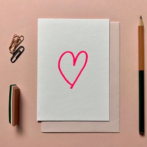 Tarjeta de corazón rosa impresa a mano, tarjeta con forma de corazón, tarjeta con amor, tarjeta de boda, comodín, tarjeta de San Valentín, rosa neón, comodín, tarjeta para ella