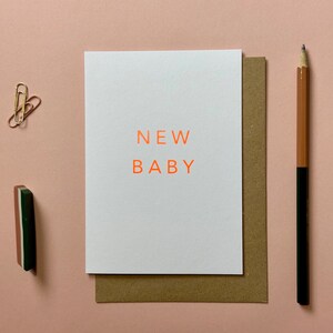 Carte de naissance imprimée à la main, carte de bébé imprimée à la main, carte de bébé faite main, caractère générique, carte de bébé rose, carte de bébé en aluminium, baby shower