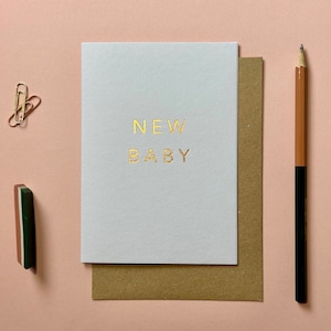 Handgedrukte nieuwe babykaart, handgedrukte babykaart, handgemaakte babymeisjeskaart, Wildcard, roze babykaart, folie babykaart, babyshower