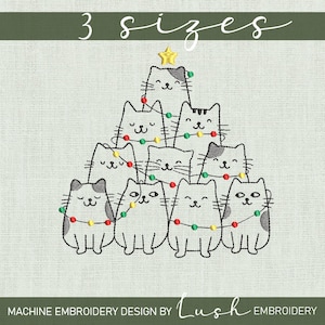 Op de afbeelding: Machine borduurontwerp van een kerstboom gemaakt van katten met een ster bovenop. De katten dragen lichtjes om hun nek. Het ontwerp is verkrijgbaar in drie maten. "3 sizes" staat bovenaan de afbeelding.