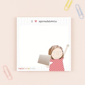 Op de afbeelding: Een wit notitieboekje met een rasterpatroon en de tekst "I ♥ spreadsheets" bovenaan. Een cartoonillustratie van een persoon met bruin haar die een roze jurk met witte sterren draagt en een laptop vasthoudt, bevindt zich onderaan. De tekst "RosieMadeaThings." bevindt zich linksonder.