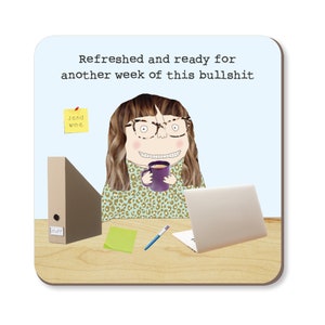 Può includere: Un'illustrazione di cartone animato di una donna seduta a una scrivania con un laptop, una tazza di caffè e una cartella. Il testo sull'immagine dice "Rinfrescata e pronta per un'altra settimana di questa merda".