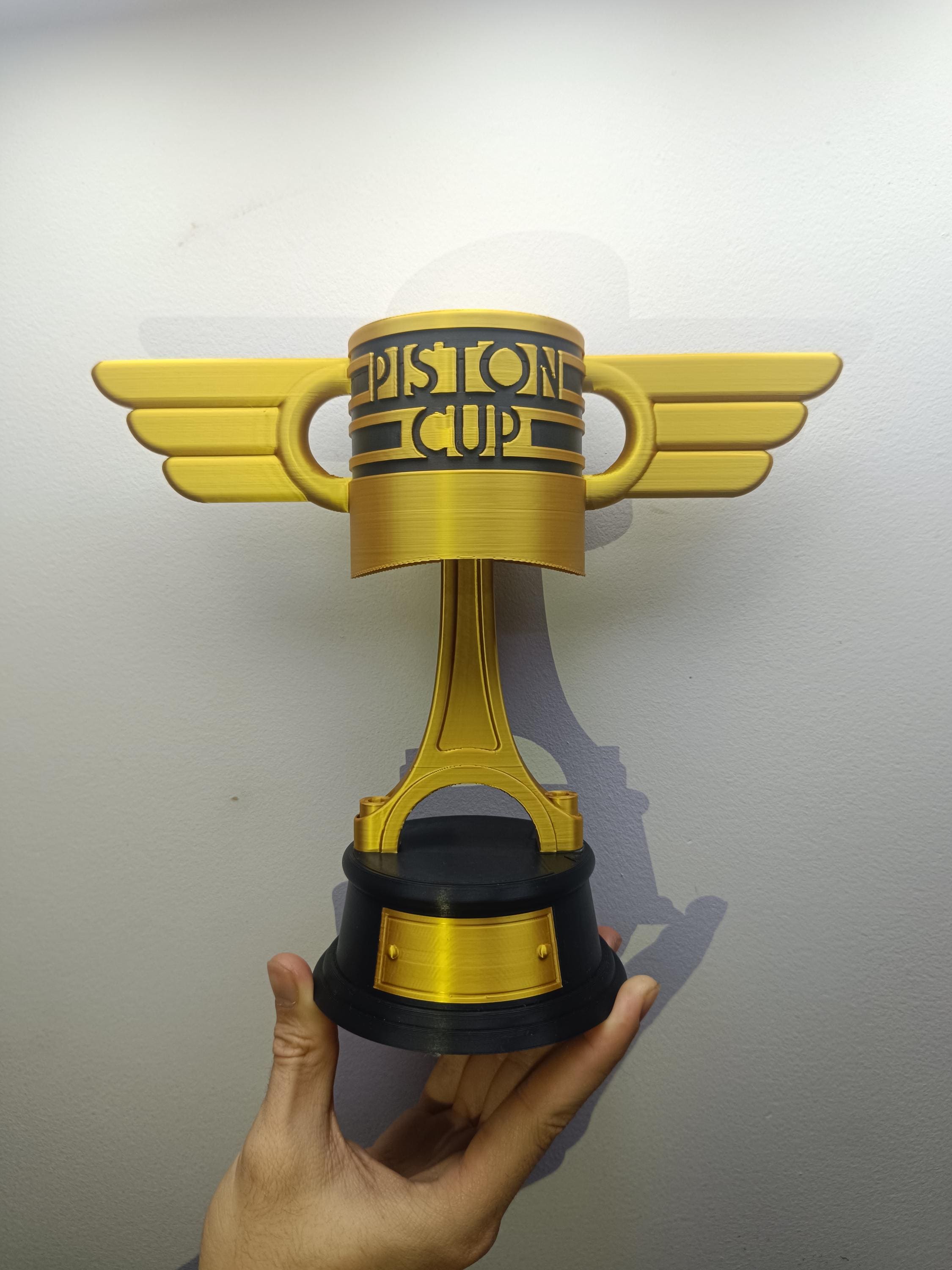 Piston Cup トロフィー ゴールド カーズ　カリフォルニアディズニー Piston Cup トロフィー ゴールド カーズ カリフォルニアディズニー