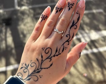 Bunch of 2 Fresh Jagua cones for Black temporary tattoos. Can do more than 15 designs and if stored in the fridge it  lasts more than 6 mnth