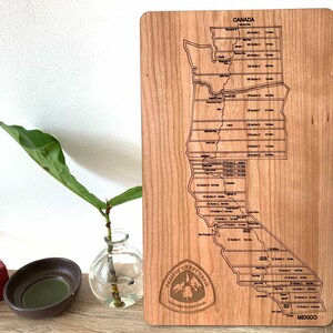 PCT Abschnitt Wanderer Bucket List Board | Hölzerne Tracker Map durch den pazifischen Kammweg | Whake Studios | Abschnitt und Thru Hiker Way Name