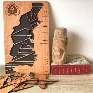 In den Abschnitt Hiker Bucket List Board | Hölzerne Tracker Map durch Appalachian Spur | Whake Studios | Schnitt durch Hiker Wandkunst | Spurenname