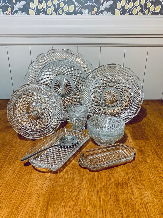 Anchor outlet hocking platter