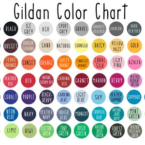 Op de afbeelding: Gildan Kleurenkaart met een verscheidenheid aan kleuren in een rasterformaat. De kleuren omvatten wit, zwart, ijsgrijs, as, sportgrijs, grind, grafiet-melange, antraciet, donker-melange, tweed, donker-chocolade, roestbruin, bruine savanne, zand, natuur, ma&iuml;s, madeliefje, gele mist, goud, oud goud, antiek oranje, texas oranje, zonsondergang, oranje, veiligheidsoranje, tennessee oranje, koraal zijde, lichtroze, azalea, veiligheidsroze, heliconia, heide-rood, rood, antiek kersenrood, kardinaalrood, granaat, wijnrood, bes, heide-stralend-orchidee, violet, lila, kobalt, paars, zwart-bes, carolina blauw, lichtblauw, hemelblauw, heide-saffier, saffier, antiek saffier, koninklijk blauw, neonblauw, marineblauw, heide-marineblauw, indigo blauw, middernachtblauw, tropisch blauw, antiek jade koepel, mintgroen, neongroen, veiligheidsgroen, limoen, kiwi, elektrisch groen, gazon groen, irisch groen, antiek irisch groen, bos groen, heide-militair groen, militair groen.