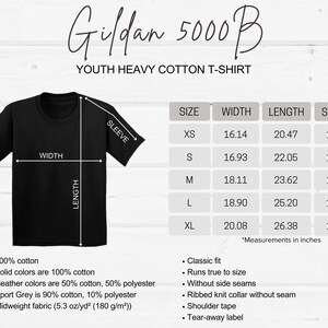 Op de afbeelding: Een maattabel voor een Gildan 5000B Youth Heavy Cotton T-Shirt in zwart met afmetingen in inches voor de maten XS, S, M, L en XL. De tabel toont de breedte, lengte en mouwlengte voor elke maat.