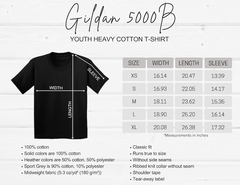 Op de afbeelding: Een maattabel voor een Gildan 5000B Youth Heavy Cotton T-Shirt in zwart met afmetingen in inches voor de maten XS, S, M, L en XL. De tabel toont de breedte, lengte en mouwlengte voor elke maat.