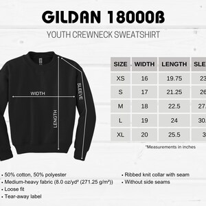 Op de afbeelding: Zwart Gildan 18000B jeugd crewneck sweatshirt met maattabel die breedte, lengte en mouwlengte in inches aangeeft. Het sweatshirt is gemaakt van 50% katoen en 50% polyester.