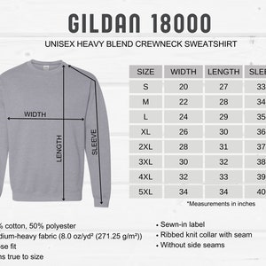 Op de afbeelding: Een grijs sweatshirt met ronde hals met een maattabel die de afmetingen in inches weergeeft voor breedte, lengte en mouwlengte. De tabel toont maten van S tot 5XL. Het sweatshirt is gemaakt van 50% katoen en 50% polyester.