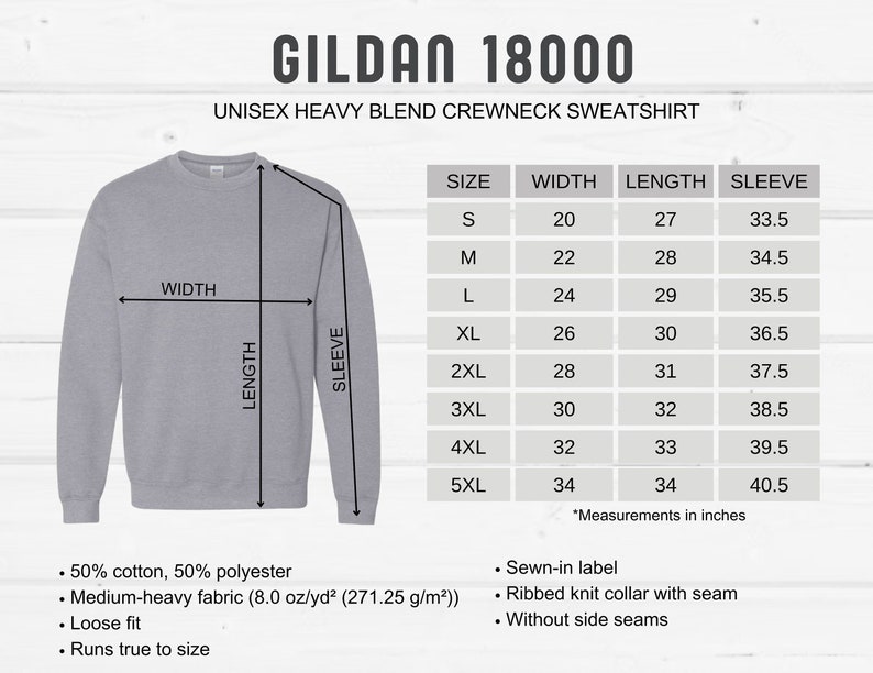 Op de afbeelding: Een grijs sweatshirt met ronde hals met een maattabel die de afmetingen in inches weergeeft voor breedte, lengte en mouwlengte. De tabel toont maten van S tot 5XL. Het sweatshirt is gemaakt van 50% katoen en 50% polyester.