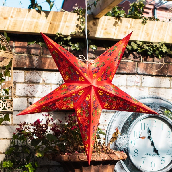 Lanterne étoile en papier rouge et multicolore - Décoration d'été faite à la main