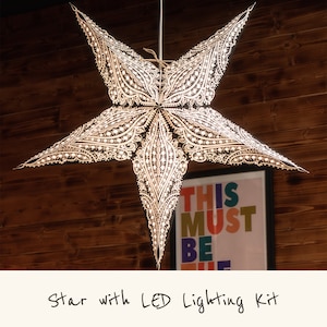 Lanterna a forma di stella in bianco e nero con LED bianco caldo alimentato tramite USB / paralume neutro / luce di carta a forma di stella - Decorazione unica per la casa