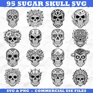 Op de afbeelding: Een verzameling van 16 zwart-witte suikerschedelontwerpen. Elke schedel heeft unieke decoratieve patronen, waaronder bloemmotieven, geometrische vormen en hemelse motieven. De tekst "95 Sugar Skull SVG" en "SVG & PNG - COMMERCIAL USE FILES" wordt weergegeven.