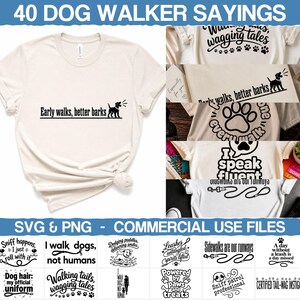 Könnte beinhalten: Ein cremefarbenes T-Shirt mit dem schwarzen Text Early walks, better barks und einer Hundesilhouette. Das Bild zeigt zudem verschiedene andere T-Shirt-Designs mit hundebezogenen Grafiken und Texten sowie eine Sammlung digitaler Dateien.