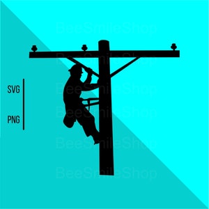 Op de afbeelding: Silhouet van een arbeider die een elektriciteitsmast beklimt met een gereedschapsgordel en een helm.