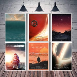 Op de afbeelding: Zes ingelijste filmposters voor de film "Interstellar" worden getoond. De posters bevatten verschillende ruimte-thema-afbeeldingen, waaronder een grote golf, een rode planeet, een weg, een astronaut en een zwart gat. De posters zitten in witte lijsten.