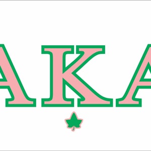 Peut inclure: Un logo de sororité "AKA" rose et vert avec une feuille de lierre verte en dessous.