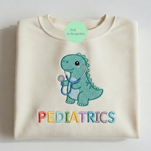 Dinosaurier Kinder Krankenschwester bestickt Sweatshirt, PEDS Shirt, Pads Krankenschwester Dino Pullover, lustiges Krankenschwester Abschlussgeschenk für Krankenschwester, niedliches Peds Geschenk