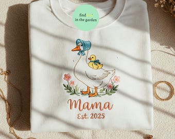 Besticktes benutzerdefiniertes Entenmutter-Sweatshirt, Mama Ente und Baby-Pullover, Varsity Mama personalisiertes Jahr Rundhalsausschnitt, Mama Est-Jahr für neue Mutter Geschenk