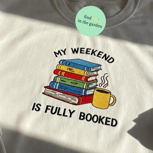 Sweat brodé Mon week-end complet, col rond pour amoureux des livres, pull de lecture confortable, cadeau de bibliothécaire, chemise livresque, cadeau de rat de bibliothèque