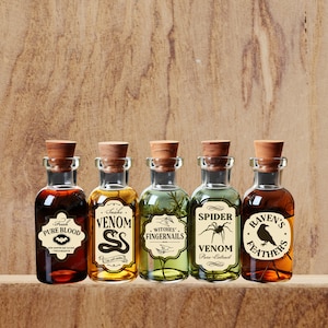 K&ouml;nnte beinhalten: F&uuml;nf kleine Glasflaschen mit Korkstopfen und Etiketten. Die Etiketten zeigen Halloween-bezogene Texte und Bilder, darunter "Fresh Pure Blood", "Snake Venom", "Witches' Fingernails", "Spider Venom" und "Raven's Feathers".
