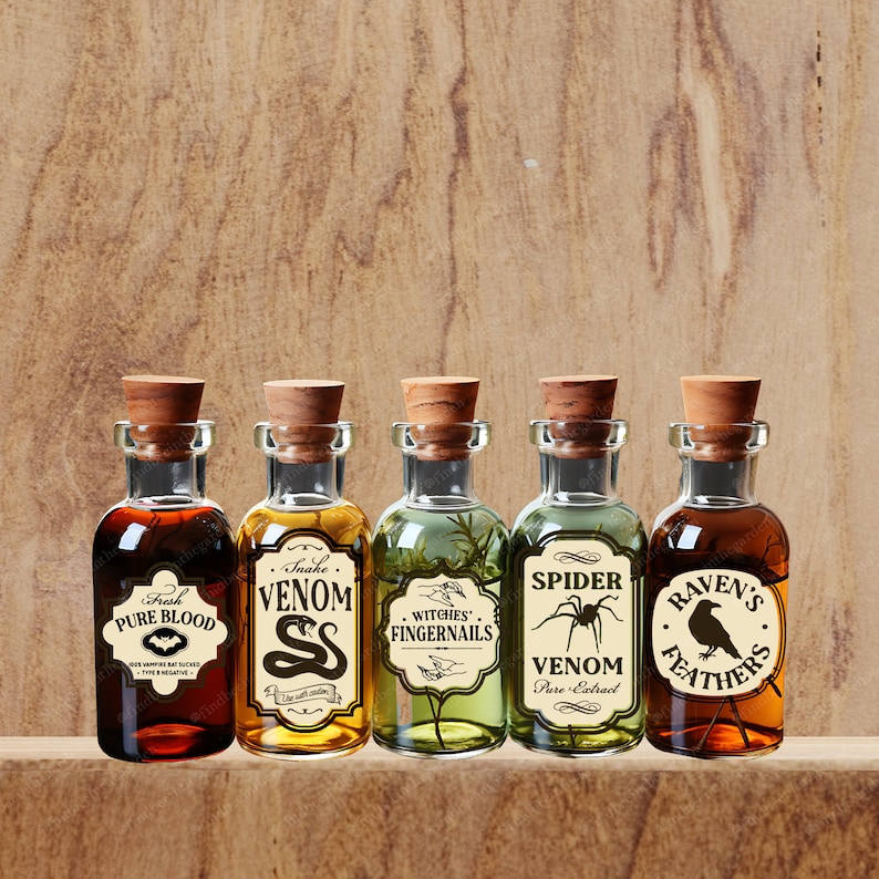 K&ouml;nnte beinhalten: F&uuml;nf kleine Glasflaschen mit Korkstopfen und Etiketten. Die Etiketten zeigen Halloween-bezogene Texte und Bilder, darunter "Fresh Pure Blood", "Snake Venom", "Witches' Fingernails", "Spider Venom" und "Raven's Feathers".