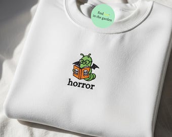 Geborduurd T-shirt horrorboek, griezelig boekenwurmshirt voor thrillerlezers, Dark Academia Reading Tee, Gothic Book Lover cadeau voor haar