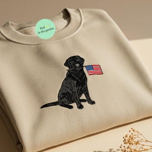 Haftowana czarna koszulka z labradorem, patriotyczna koszulka z czarnym labradorem, bluza z okrągłym dekoltem dla mamy psa z okazji 4 lipca, prezent dla mamy psa labradora z okazji 4 lipca, flaga USA dla psa