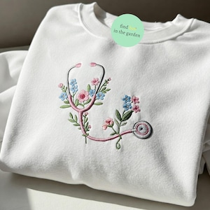 Camisa bordada con estetoscopio floral, sudadera de enfermera, regalo para personal médico, regalo personalizado para enfermera, camiseta de graduación de enfermera, suéter de enfermera