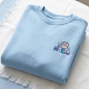 Peut inclure: Ensemble de trois tasses en céramique avec une finition mate et mouchetée. Les tasses sont de couleur crème, gris clair et gris foncé. Chaque tasse a un design simple et minimaliste.