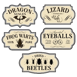 K&ouml;nnte beinhalten: F&uuml;nf Etiketten im Vintage-Stil mit schwarzem Text und Illustrationen auf cremefarbenem Hintergrund. Die Etiketten lauten "Dragon Scales", "Lizard Tongues", "Frog Warts 100% Pure", "Assorted Eyeballs Freshly Collected Keep Chilled" und "Dried Beetles".