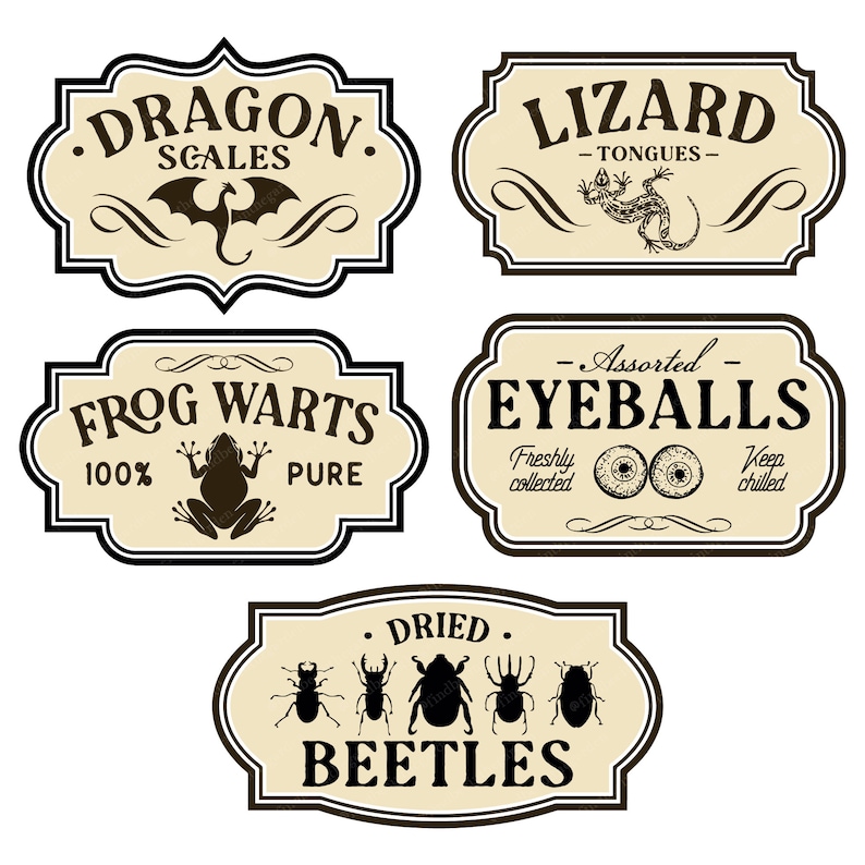 K&ouml;nnte beinhalten: F&uuml;nf Etiketten im Vintage-Stil mit schwarzem Text und Illustrationen auf cremefarbenem Hintergrund. Die Etiketten lauten "Dragon Scales", "Lizard Tongues", "Frog Warts 100% Pure", "Assorted Eyeballs Freshly Collected Keep Chilled" und "Dried Beetles".