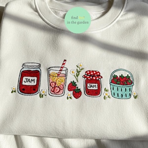 Haftowana koszulka Strawberry Jam, koszulka Cottagecore Crewneck, koszulka Summer Berries, koszulka Kawaii Fruit, prezent dla niej, koszulka Plant Lover