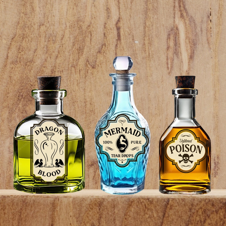 K&ouml;nnte beinhalten: Drei Glasflaschen mit Korkstopfen und Etiketten. Die Flasche links ist gr&uuml;n und tr&auml;gt die Aufschrift "Dragon Blood". Die Flasche in der Mitte ist blau und tr&auml;gt die Aufschrift "Mermaid 100% Pure Tear Drops". Die Flasche rechts ist bernsteinfarben und tr&auml;gt die Aufschrift "Unfiltered Poison".