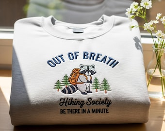 Außer Atem Wandern Gesellschaft Sweatshirt, gesticktes Waschbär Shirt, lustiges Wanderer Geschenk, Trash Panda Crewneck, Natur-Liebhaber Wandern Pullover