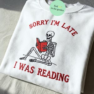 Przepraszam za spóźnienie, byłem zarezerwowany, haftowana bluza, sweter Bookworm, przytulny sweter do czytania, zabawny, książkowy, okrągły dekolt, prezent dla miłośników książek