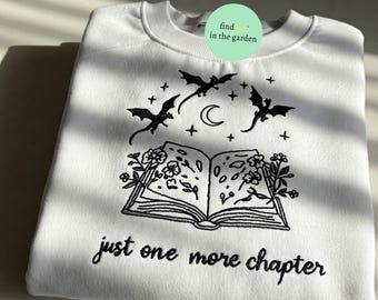 Broderad huvtröja med texten "Bara ett kapitel till", Romantasy-läsarhuvtröja, boklig drakepresent till henne, bibliotekariepresent, bokklubbshuvtröja