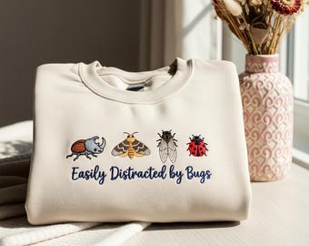 Leicht abgelenkt von Bugs Besticktes Sweatshirt, Entomologie Shirt, lustiges Insekten Liebhaber Geschenk, Käfer Enthusiast Hoodie, Naturliebhaber Rundhalsausschnitt
