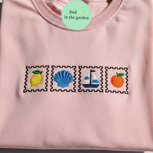 Maglietta con francobollo estivo ricamato, maglietta con cartolina di frutta e spiaggia costiera, maglietta arancione con barchetta a forma di guscio di limone, regalo estetico per le vacanze per lei