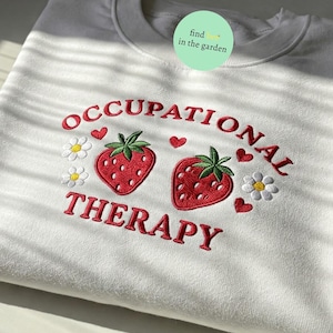 Besticktes Ergotherapie-Shirt, Erdbeer-OT-Pullover, spezielles Bildungsgeschenk, niedlicher Therapeut Rundhalsausschnitt, schneller Lehrer, Kinder-OT