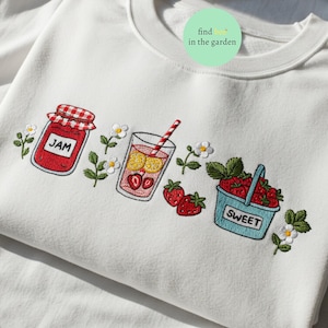 Haftowana koszulka Strawberry Jam, koszulka Cottagecore Crewneck, koszulka Summer Berries, koszulka Kawaii Fruit, prezent dla niej, koszulka Plant Lover