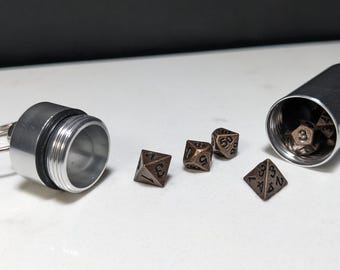 Zestaw metalowych kostek D&D w formie breloka