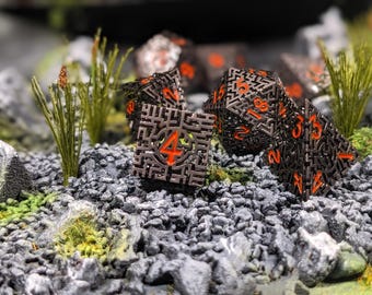 Zestaw metalowych kości D&D – czarno-czerwony Hollow Maze