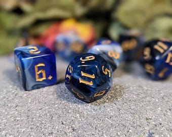 Zestaw akrylowych kostek DND – Winter Marble z czcionką tawerny