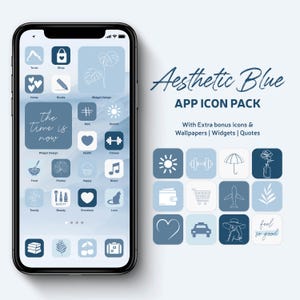 Puede incluir: Paquete de iconos de aplicaciones Aesthetic Blue mostrado en un smartphone. La pantalla del teléfono muestra iconos de aplicaciones azul claro con contornos blancos. El texto "Aesthetic Blue APP ICON PACK" es visible, junto con iconos y citas adicionales.